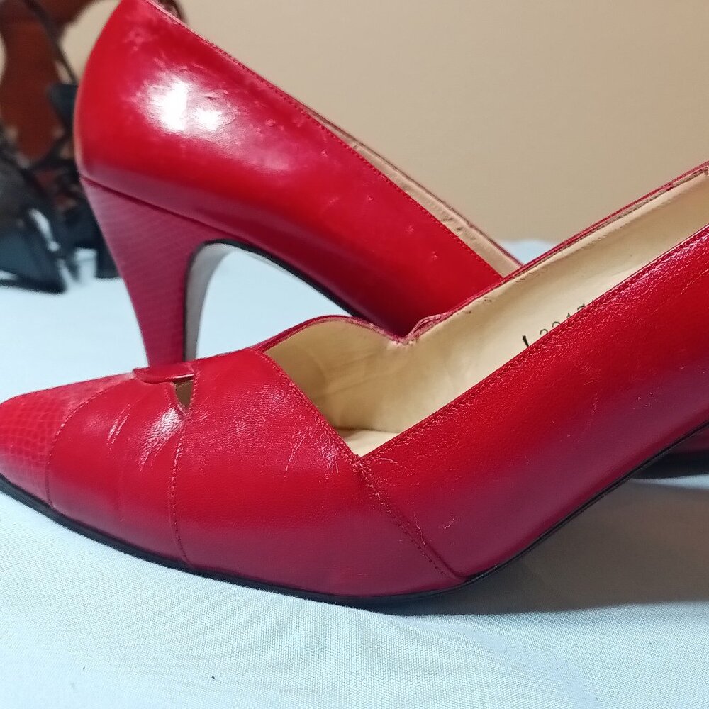 Leather shoes Size 8.5, 3" heal. Good condition, measures 10" from toe to heel